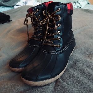 Mission 26 duck boots with buffalo plaid size 9